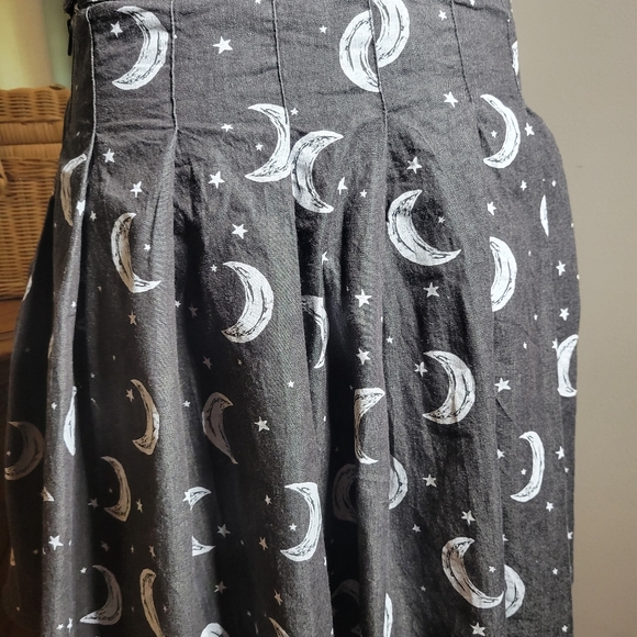 HOT TOPIC CELESTIAL MOON AND STARS PLEATED SKIRT - Picture 2 of 8